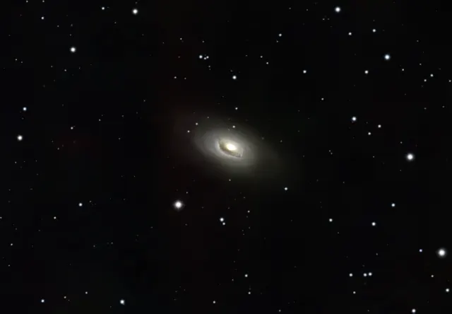 Galaxia spirală M64, cunoscută drept Galaxia Ochiul Negru