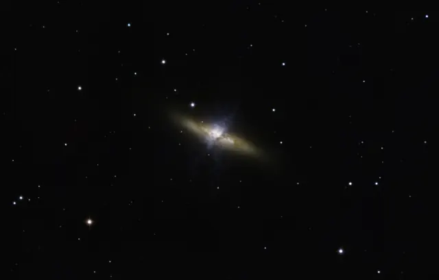 Galaxia M82, cunoscută drept Galaxia Trabuc, fotografiată cu telescopul CDK24